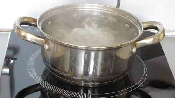 Como lavar os pratos queimados
