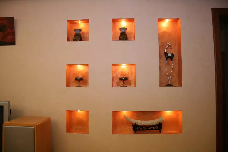 Ниша в стената: декоративно задълбочаване или практически инсулт във вътрешността на стаята