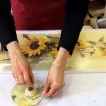 Kartpostaldan və salfetlərdən (mərhələli proses) şəkilləri dekoupage