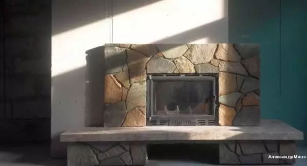 暖炉の分離方法：石膏、クラッディングタイル、石
