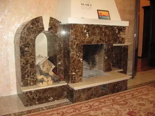 暖炉の分離方法：石膏、クラッディングタイル、石