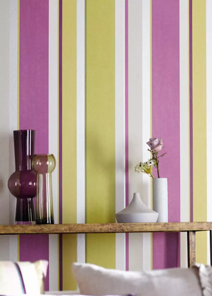 Wallpaper dalam strip berwarna-warni: membuat dinding dengan pikiran