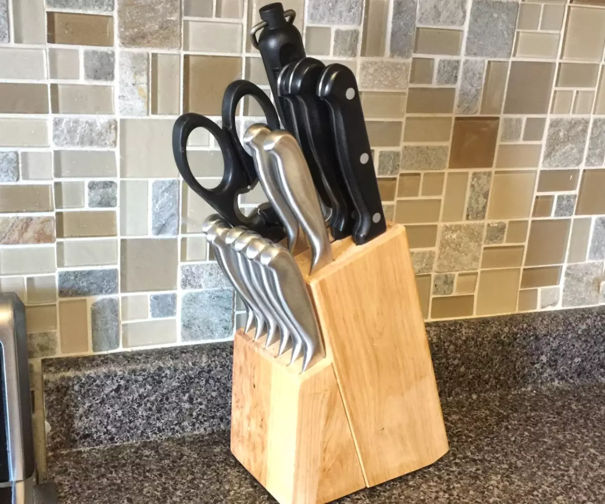在厨房里的前5名储存创意刀