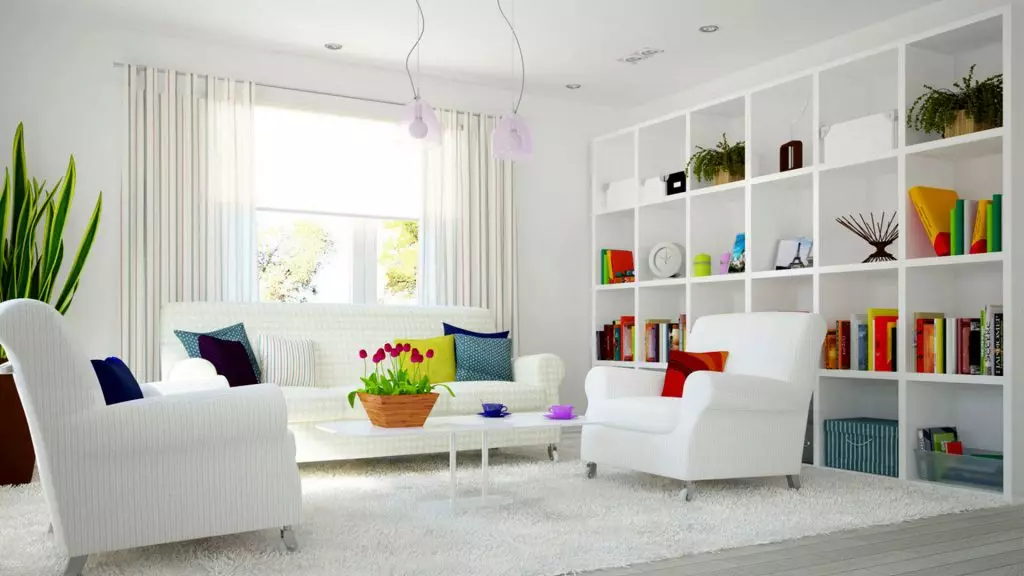 Sofa med fargede puter