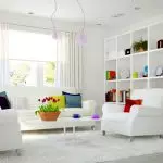 Sofa su spalvotomis pagalvėmis
