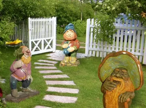 Déanann Decor Garden é féin a dhéanamh. Smaointe maisiúcháin ghairdín