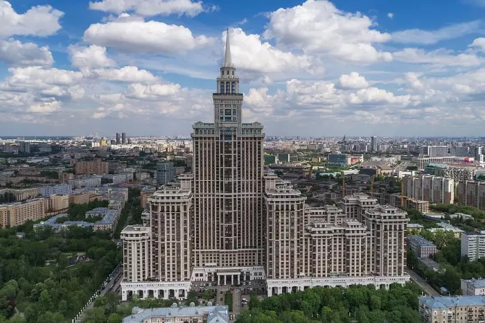 جایی که آلسا زندگی می کند: بررسی داخلی آپارتمان مسکو و در خانه در کریمه