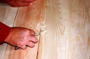 Com tancar els buits a la terra de fusta: maneres efectives d'eliminar esquerdes i defectes