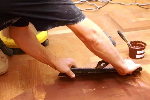 Como fechar as lacunas no chão de madeira - maneiras eficazes para eliminar rachaduras e defeitos