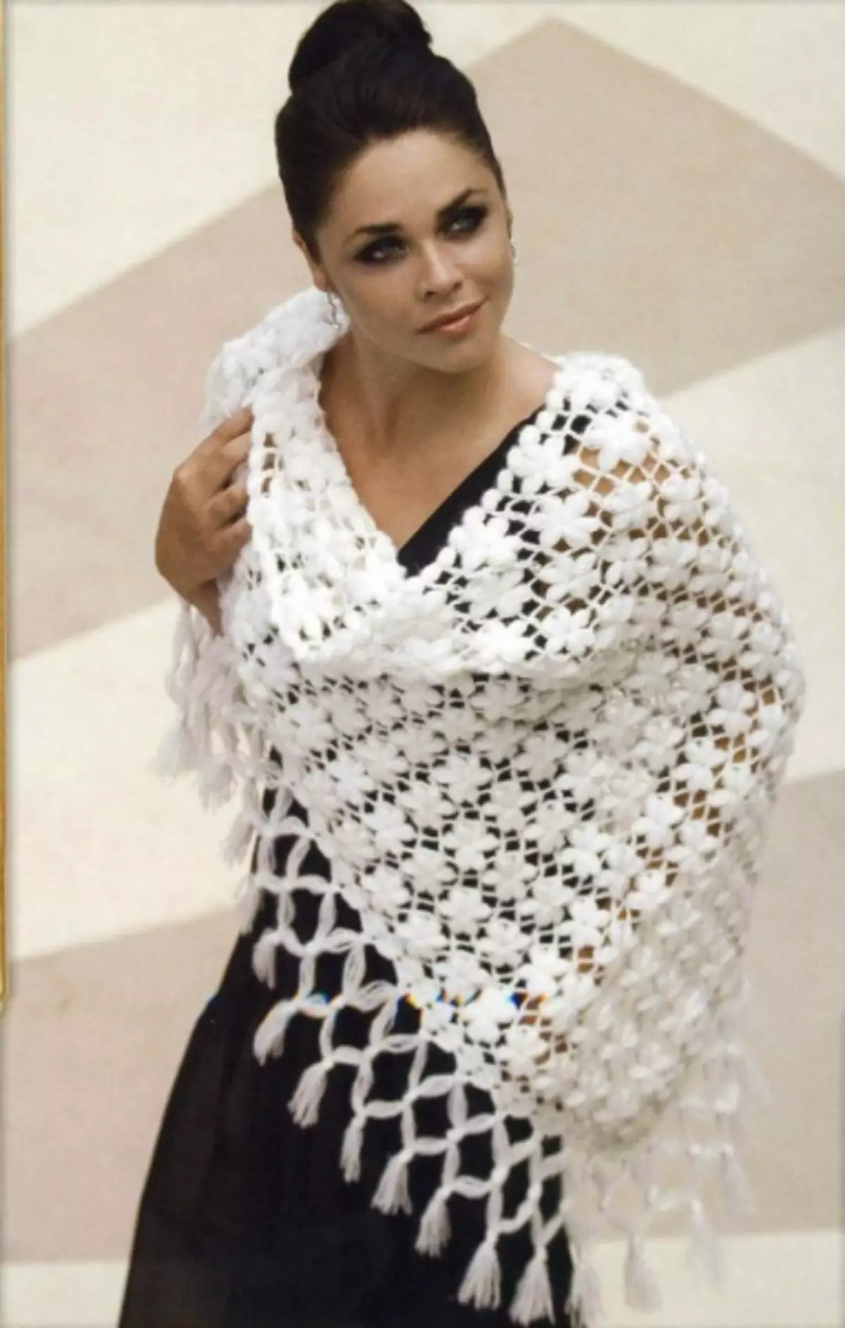 Openwork Shawl Crochet: Skim dengan penerangan dan pelajaran video