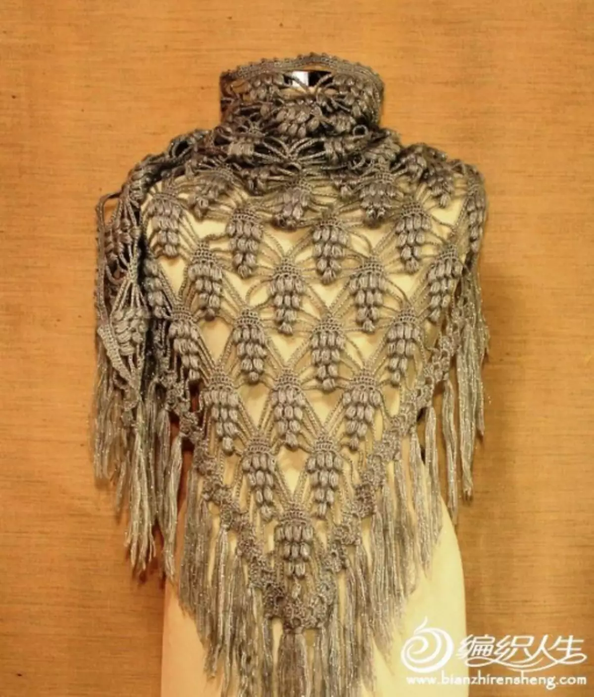 Openwork Shawl Crochet: Skim dengan penerangan dan pelajaran video