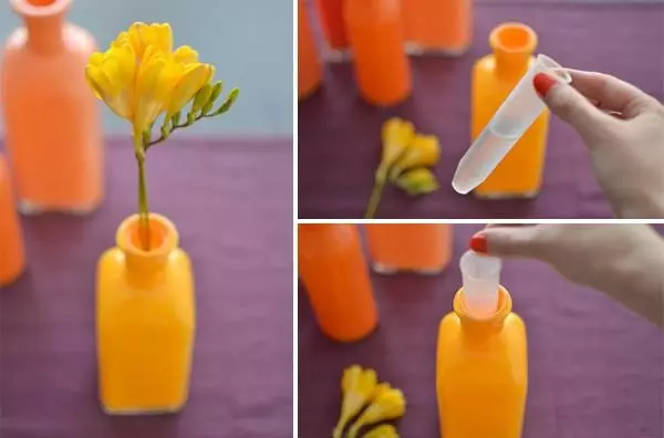 Vases lumineux en bouteilles de verre à leurs mains: prie de l'intérieur