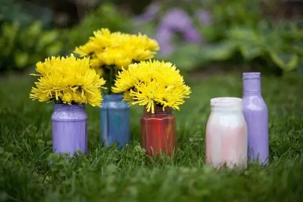 اپنے ہاتھوں سے شیشے کی بوتلوں سے بنا روشن vases: اندر سے دعا