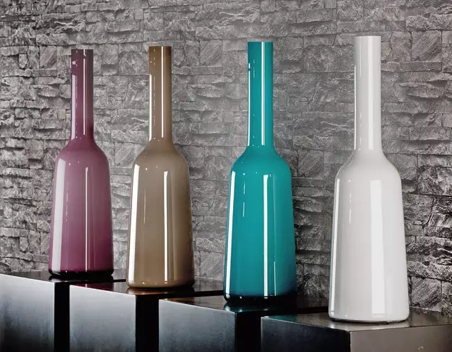 Vases lumineux en bouteilles de verre à leurs mains: prie de l'intérieur