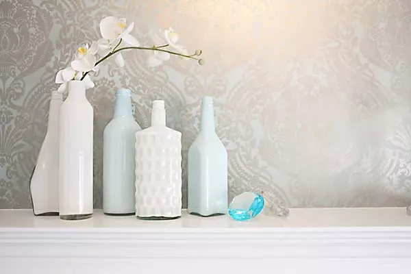 اپنے ہاتھوں سے شیشے کی بوتلوں سے بنا روشن vases: اندر سے دعا