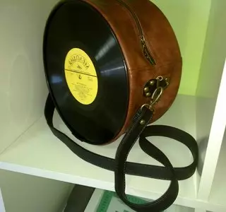 Naon anu tiasa dilakukeun tina rékaman vinyl: Vas sareng pot kembang, lukisan, jam, jam sareng kantong anjeun nyalira