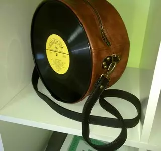 Wat kan gemaak word van vinyl rekords: vaas en blomme pot, skildery, klok en sak doen dit self