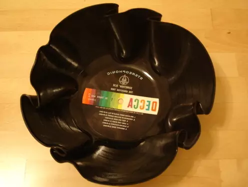 Čo môže byť vyrobené z vinylových záznamov: váza a kvetináč, maľba, hodiny a taška