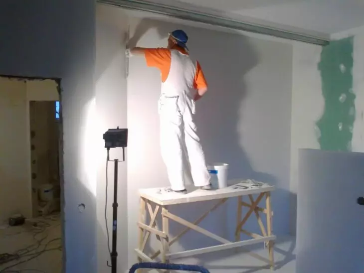 Illessze a falakat stukkóval festés alatt