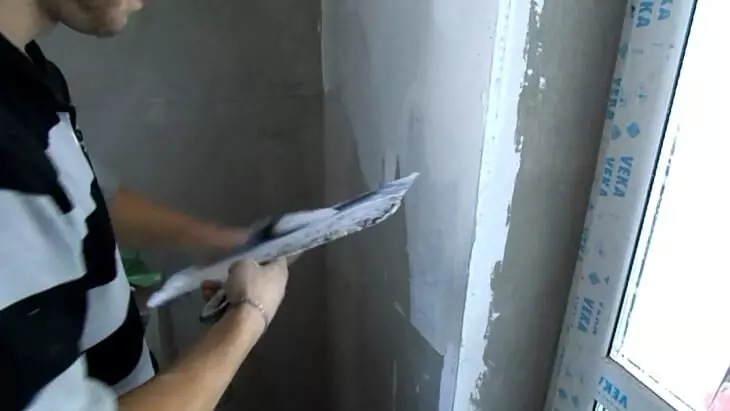 Căn chỉnh các bức tường với vữa dưới sơn