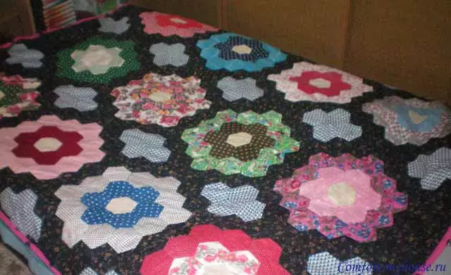 Bir Patchwork Yatak Örtüsü 