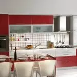 Interior da cozinha em vermelho: tudo