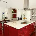 Intérieur de la cuisine en rouge: tout