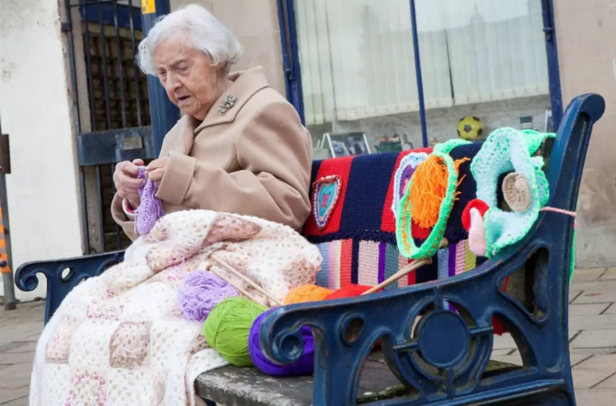 Бабушка связала шарф. Рукоделие для пенсионеров. Бабушки вязальщицы. Вязание для пенсионеров. Вязаные вещи бабушка.