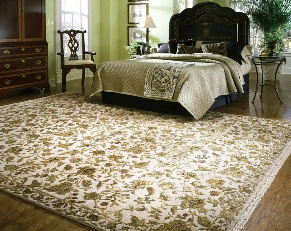 Karpet klasik di interior kamar tidur