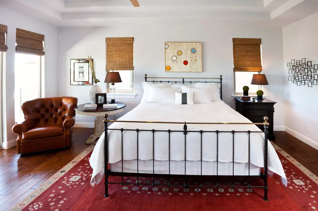 Esquema de ubicación de alfombra clásica en el dormitorio
