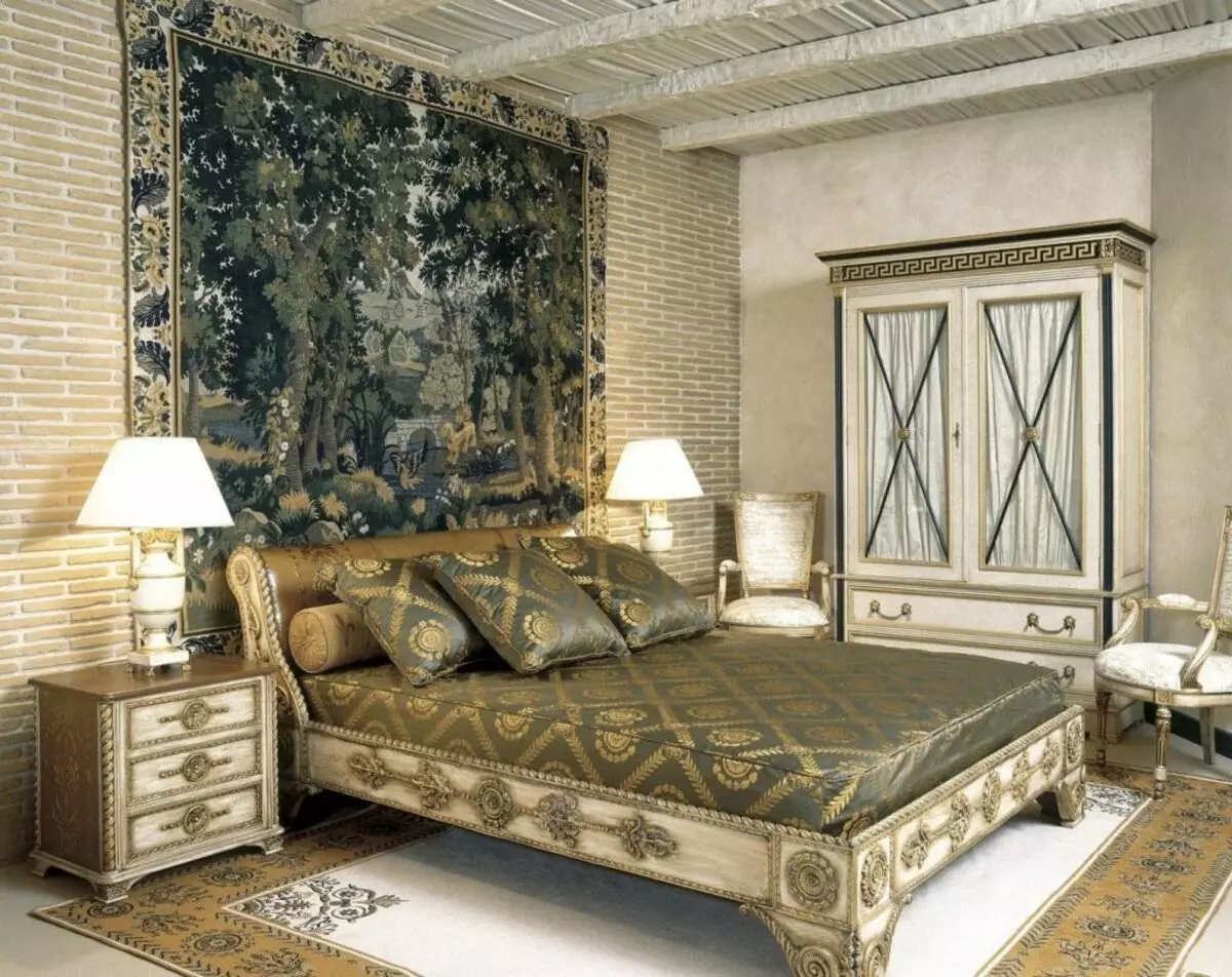 Tæppe på væggen i soveværelset af klassisk stil