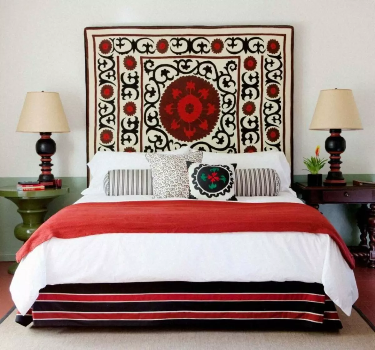Yataq otağında dekorativ divar xalçası
