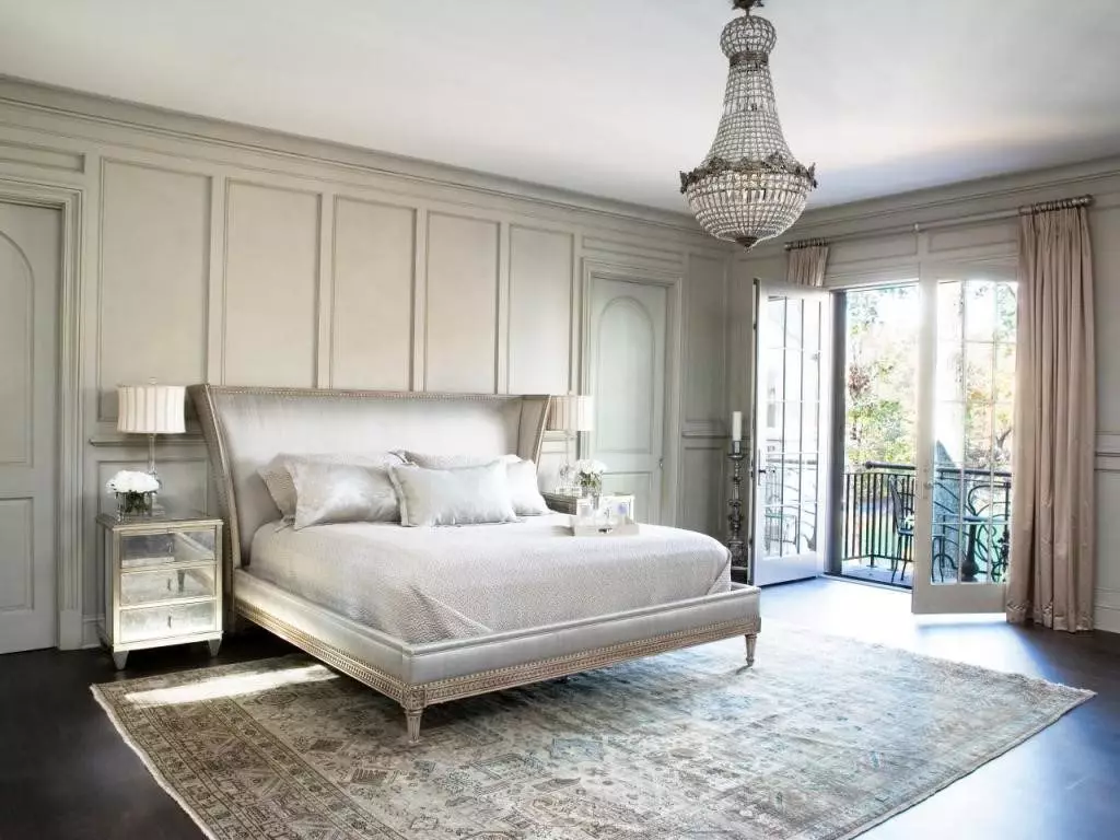 Karpet di bagian dalam kamar tidur dalam gaya klasik