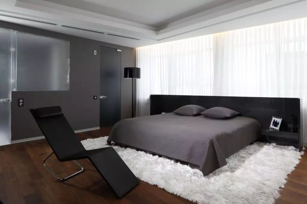 Hvidt tæppe i soveværelse interiør