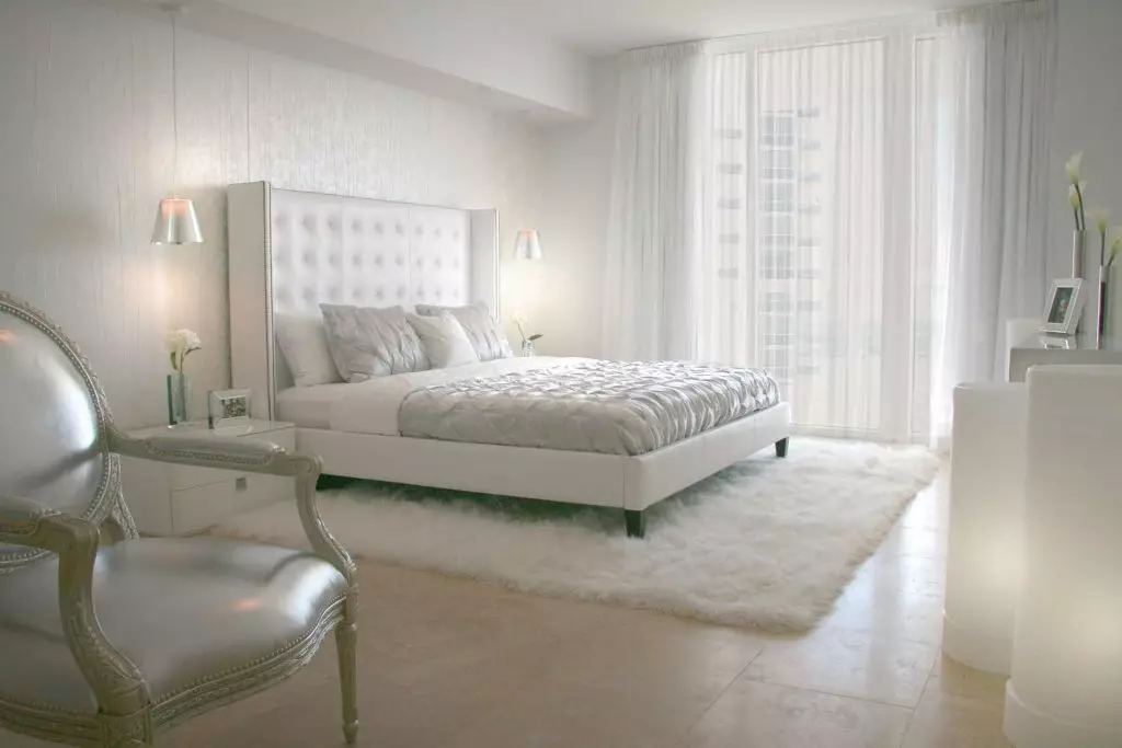 クラシックスタイルの寝室のインテリアの白いカーペット