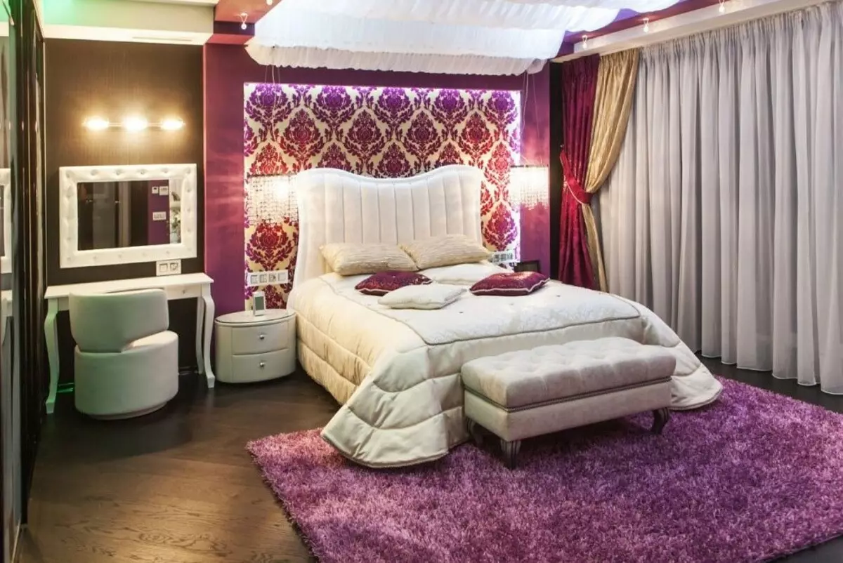 Lilac tæppe i soveværelset interiør