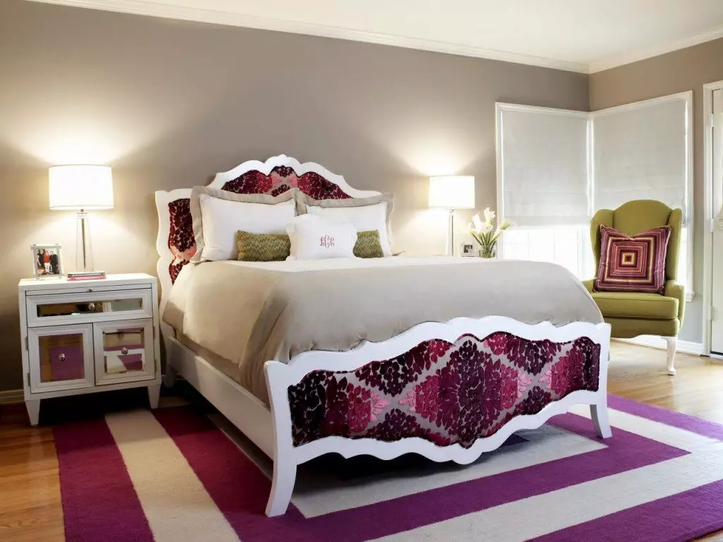 Alfombra en color lila en el dormitorio.