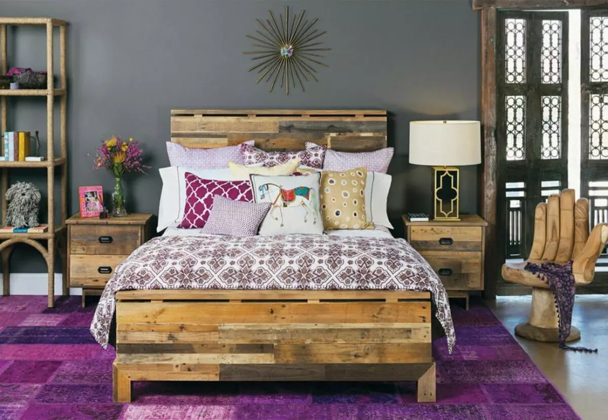 ベッドルームの紫色のカーペット