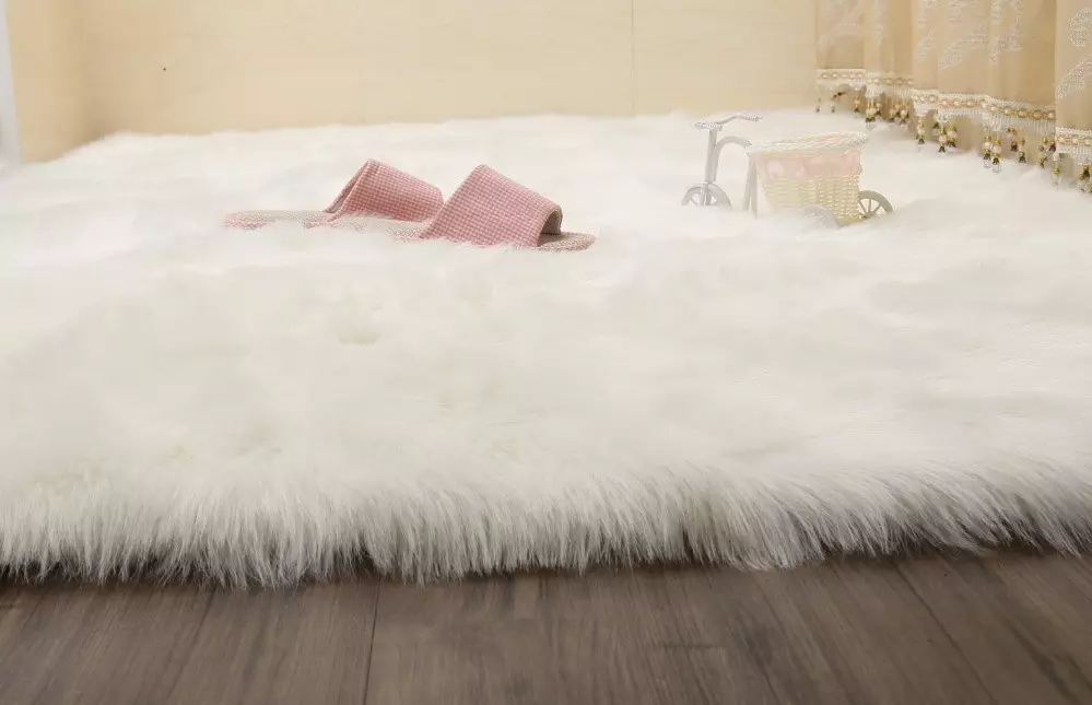 Fluffy matto, joka on valmistettu luonnollisesta villasta makuuhuoneessa