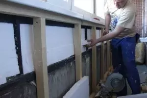 كيفية صنع قفص على غلاف وشرفة
