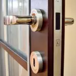Magnetverriegelung an der Tür - die Regeln für die Wahl eines Einsteckschlosses für die Innentür