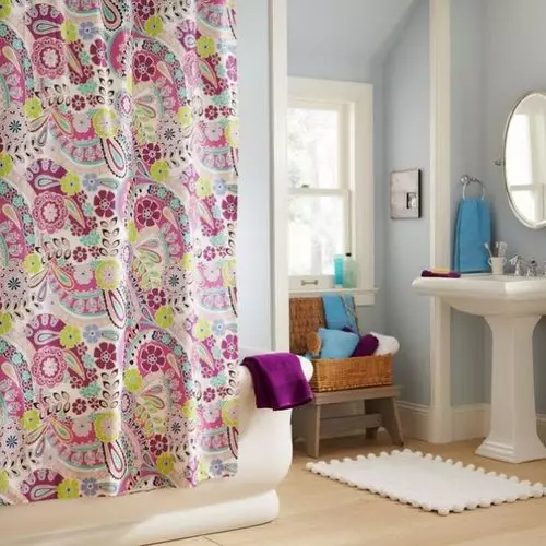 So wählen Sie einen Badezimmervorhang: Design-Optionen