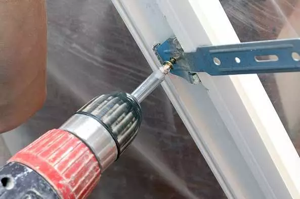 Pemasangan tingkap PVC dengan tangan anda sendiri