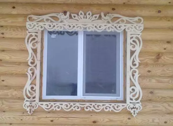 Bagaimana untuk membuat platbands ukiran di tingkap di rumah kayu
