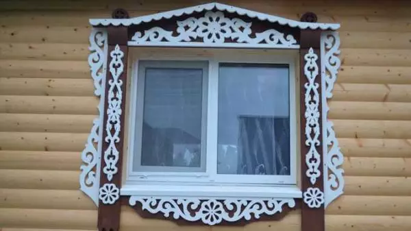 Cách thực hiện các băng tần được chạm khắc trên các cửa sổ trong một ngôi nhà gỗ