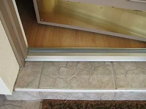 Висина прага улазних врата: Дрво и прагови за бетон