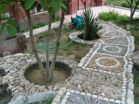 Pistes de jardin en pierre: de béton, brique, cailloux, gravier, tuiles et non seulement (40 photos)