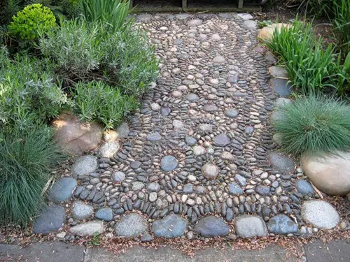 Stone Garden lög: Frá steypu, múrsteinn, pebbles, möl, flísar og ekki aðeins (40 myndir)