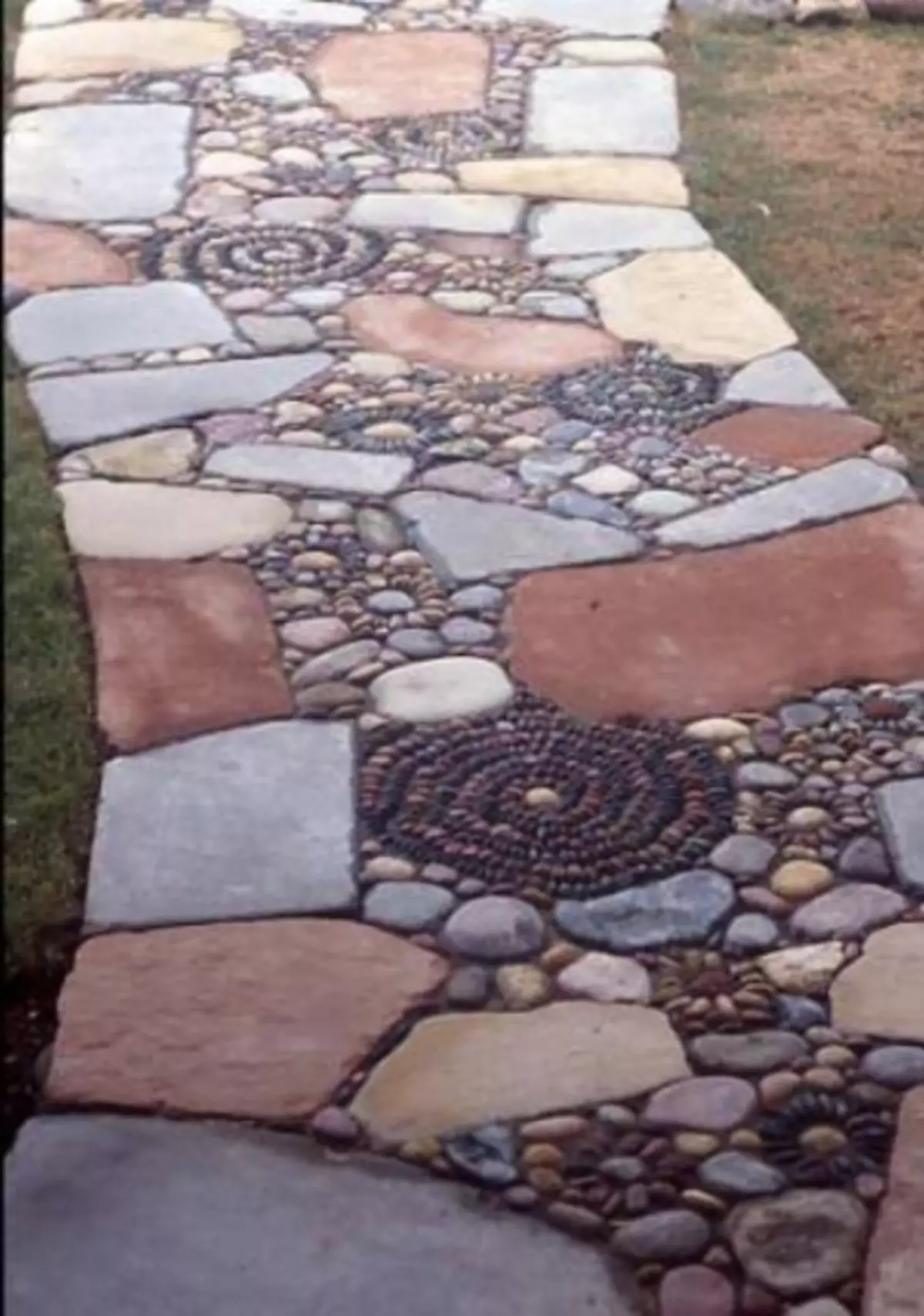 Gjurmët e kopshtit të gurit: nga betoni, tulla, pebbles, zhavorr, pllaka dhe jo vetëm (40 foto)