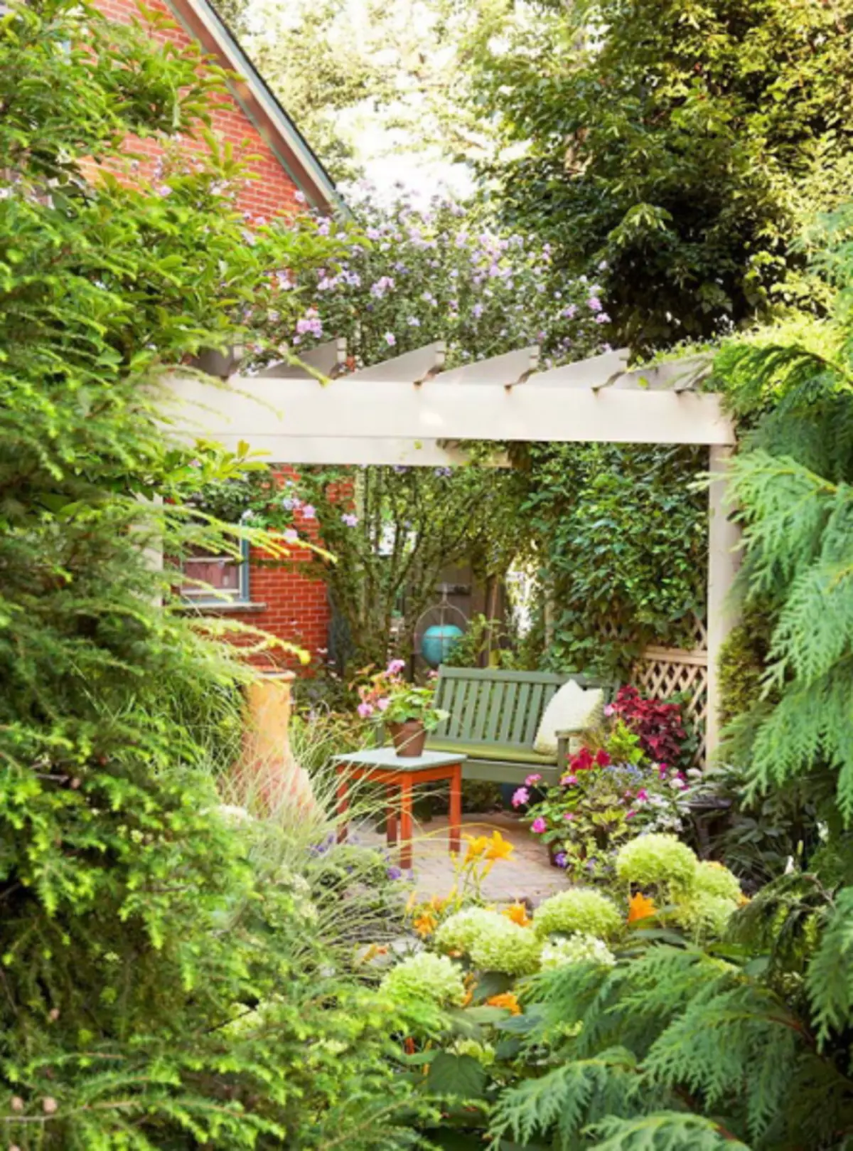 Gazons dans design de jardin: une petite maison pour loisirs au chalet (35 photos)